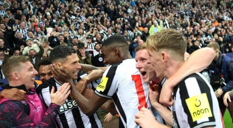 Newcastle-Uniteds-Fabian-Schar-celebrates-scoring-their-fourth-goal-with-teammates